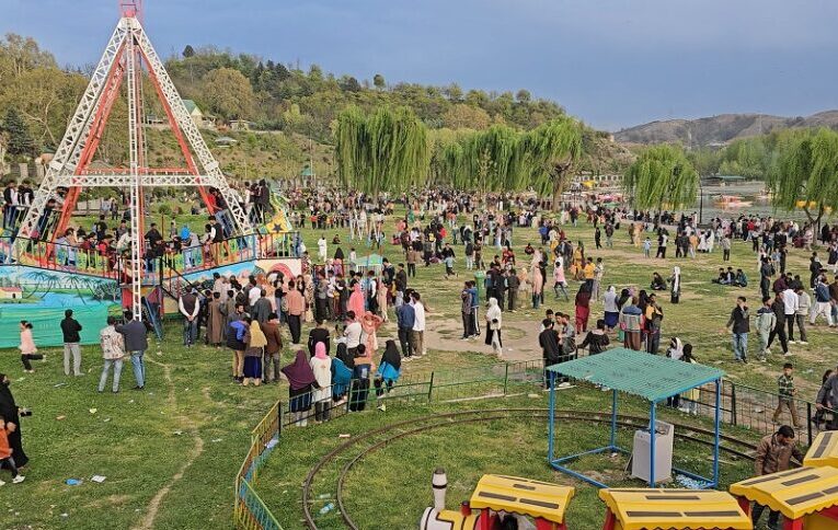 Tourists Flock to Srinagar Gardens, Bringing Both Joy and Traffic Woes