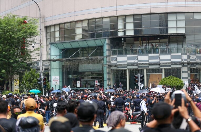 Traffic Comes to a Standstill in Kuala Lumpur as ‘Turun Anwar’ Protest Grows