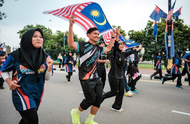 ‘Fly It Proudly’: Fahmi Urges Malaysians to Display Jalur Gemilang for Unity and Patriotism