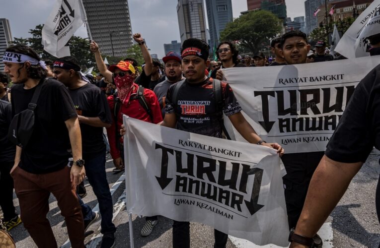 Rally Unfolds in Downtown KL: Protesters Demand Leadership Change
