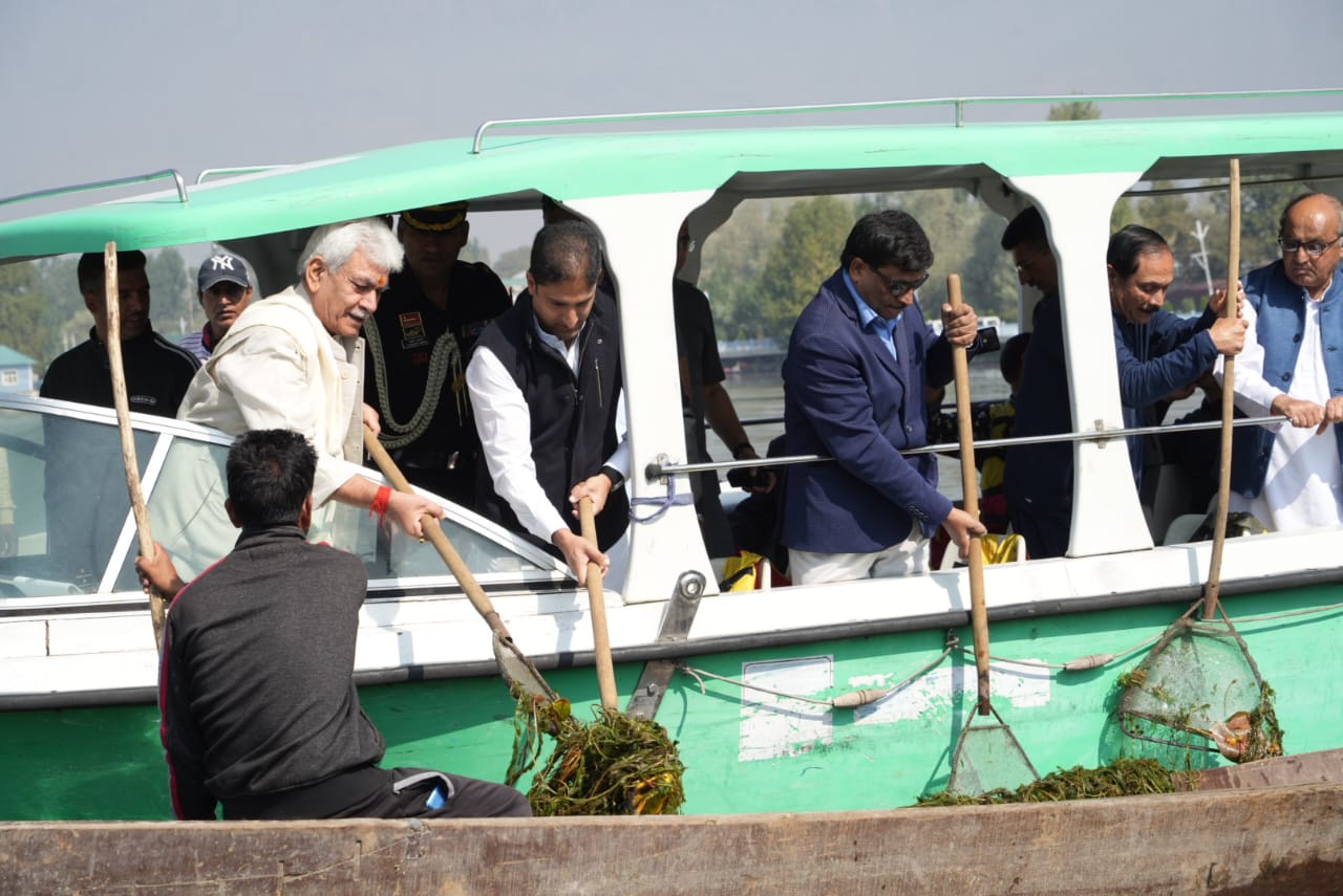 J&K L-G Manoj Sinha Leads Dal Lake Cleanliness Drive Under ‘Sewa Parv’ — Rejuvenation Efforts Bring New Life to Srinagar's Iconic Water Body