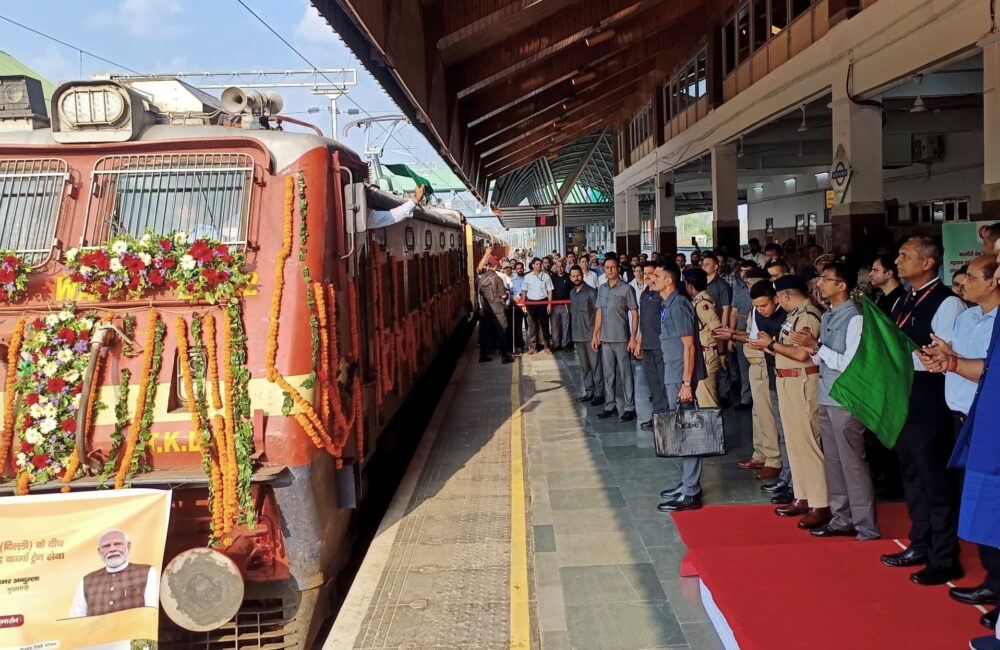 A New Track for Kashmir’s Apple Farmers: LG Manoj Sinha Flags Off First Dedicated Parcel Train to Delhi