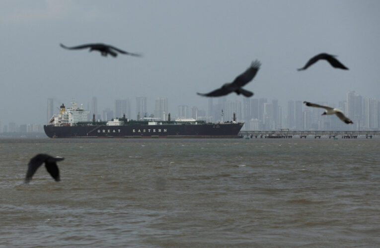 Tensions Surge Again as Iran Reimposes Strait of Hormuz Closure Amid Fragile Peace Talks