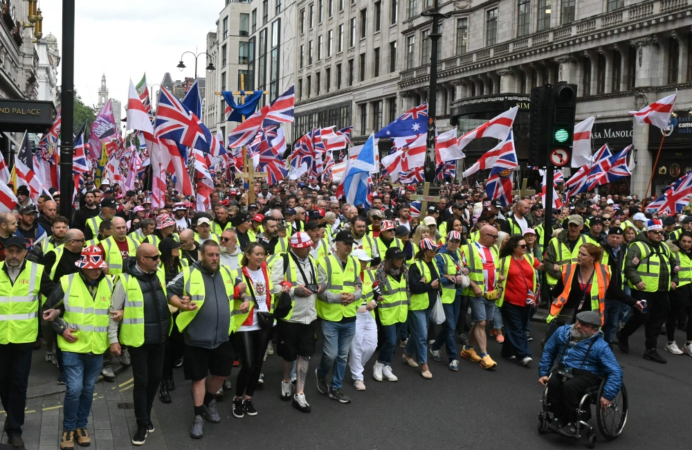 ‘Make England Great Again’ Rally Brings Massive Crowds to London Amid Counter-Protests and Heavy Police Presence