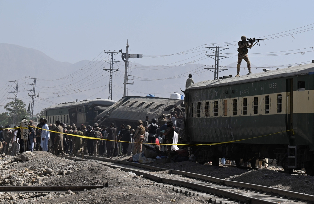 Blast targets military train in Pakistan, 24 dead