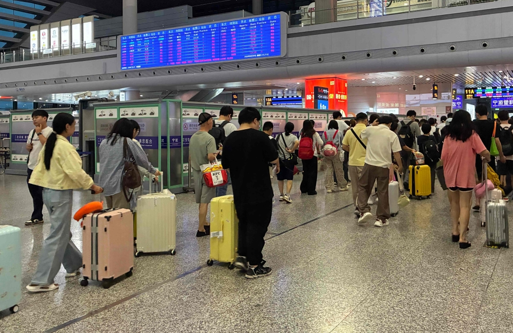 Typhoon Dolphin Moves Toward China as More Than 1,000 Flights Are Cancelled