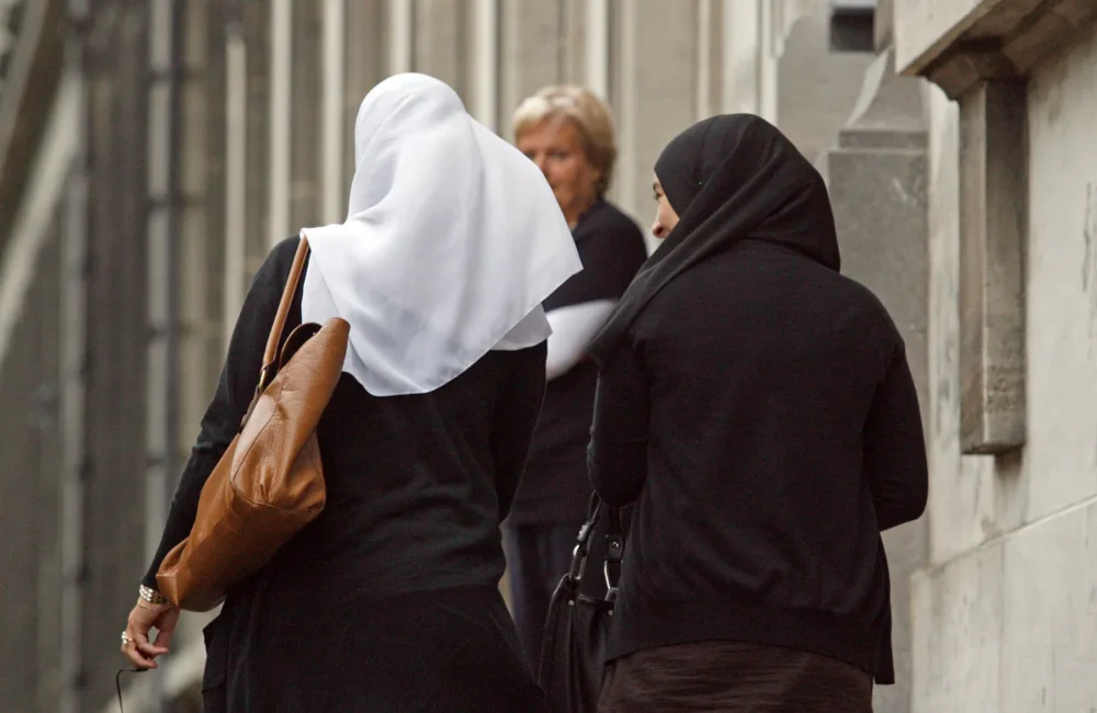 Italy Moves Toward Foreign Student Limits and Religious Veil Restrictions in Schools